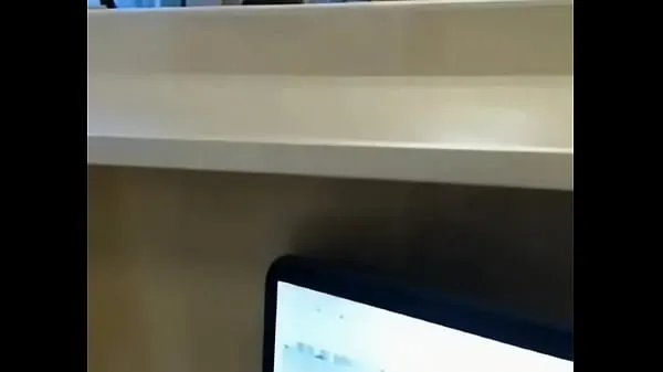 Nouveau Web cam jeunes dans la bibliothèque tube d'énergie