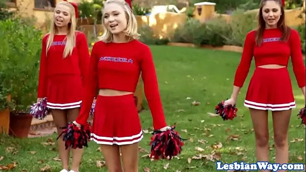 Новая Les Cheerleaders развлекаются вчетвером после практикиэнергетическая трубка