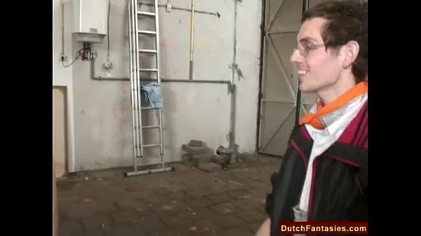 Nouveau Dutch Teen avec des lunettes dans un entrepôt tube d'énergie