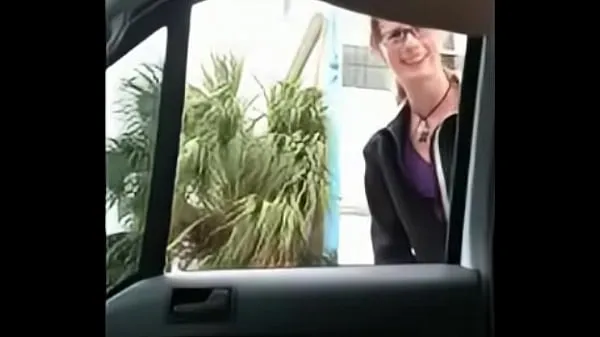 Νέος σωλήνας ενέργειας exhibitionist receives help proposal from a passerby and cum in front of her