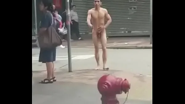 Νέος σωλήνας ενέργειας nude guy walking in public