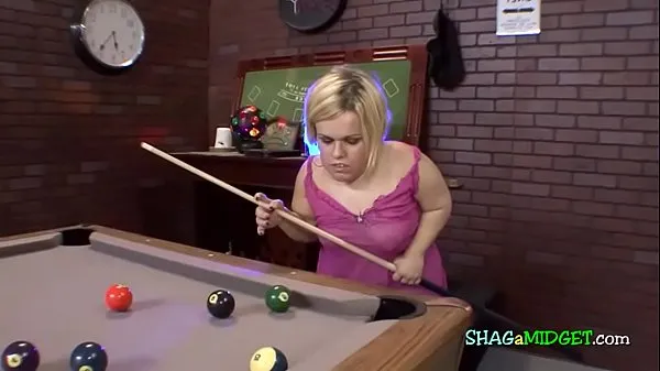 Tabung energi Midget turned on while playing pool baru