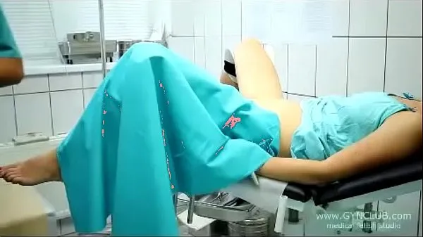 Nová beautiful girl on a gynecological chair (33 energetická trubica