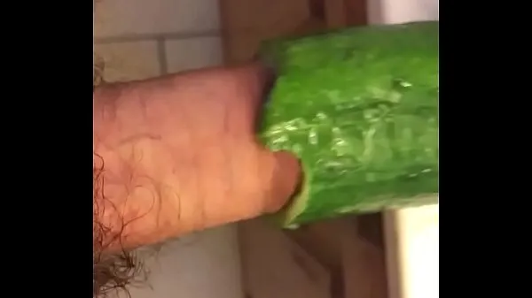 Novo Big Dick fodendo com um pepino oco. MOV tubo de energia