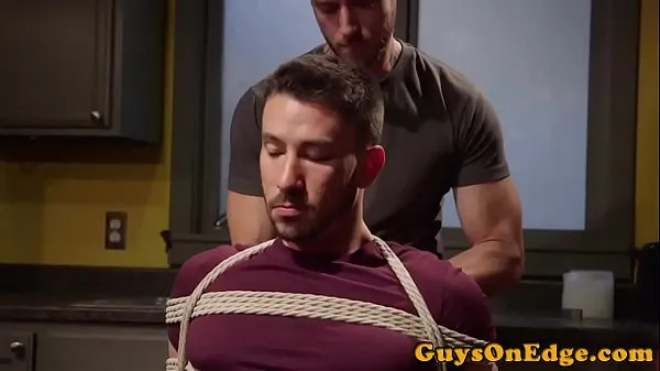 Neue Cumcontrolled Bound Gay bekommt einen Handjob von DomEnergieröhre