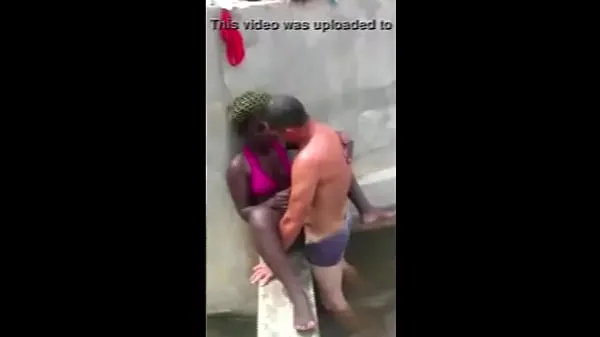 Nytt tourist eating an angolan woman energirør