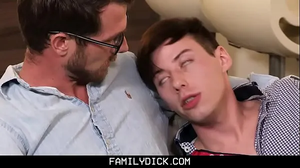 FamilyDick - Hot Teen Takes Giant stepDaddy Cock Tiub tenaga baharu