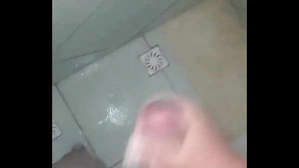 Nuevo pajeandose a la hora del bañotubo de energía