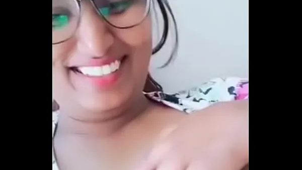 Nuevo Swathi naidu presionando sus tetastubo de energía