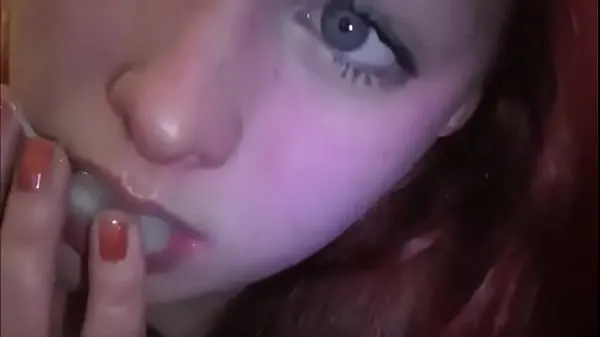 Married redhead playing with cum in her mouth Ống năng lượng mới