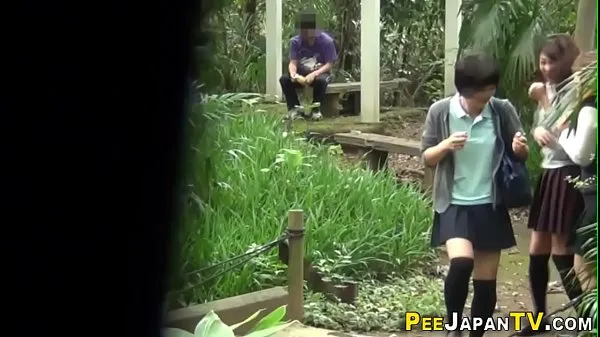 نئی Teen asians pee outdoors and get spied on انرجی ٹیوب