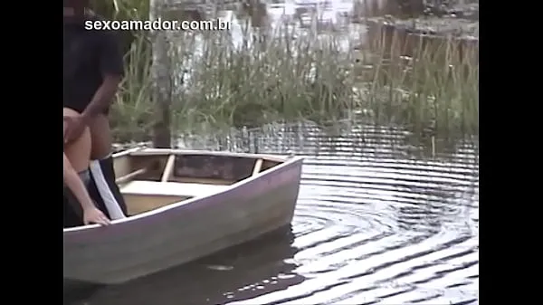Nová Hidden man records video of unfaithful wife moaning and having sex with gardener by canoe on the lake energetická trubica