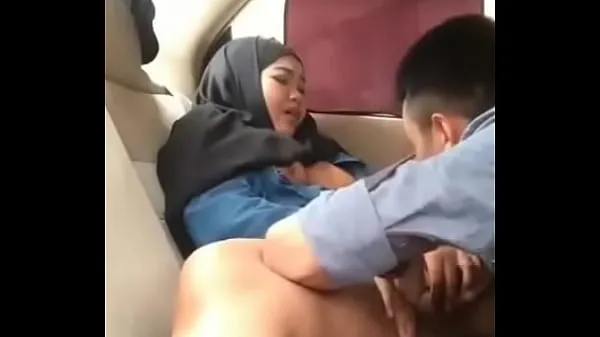 新Hijab girl in car with boyfriend能源管