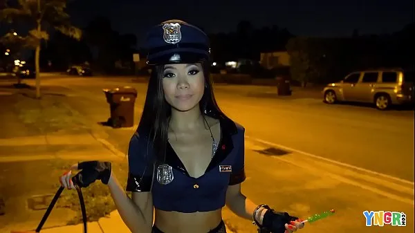 Neue YNGR - Asian Teen Vina Sky an Halloween geficktEnergieröhre