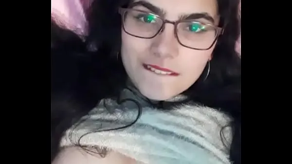 Uusi Nymphet little bitch showing her breasts energiaputki