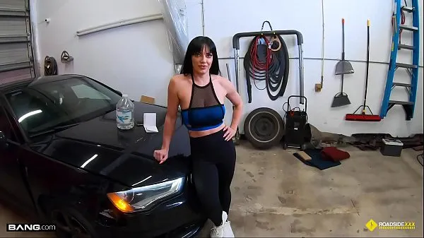 Új Roadside - Fit Girl Gets Her Pussy Banged By The Car Mechanic energiacső