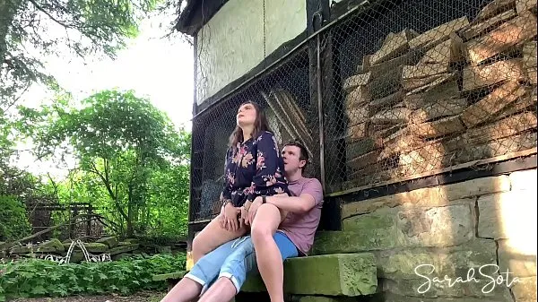 Nouveau Sexe en plein air dans une ferme abondand - elle monte sa bite assez bien tube d'énergie