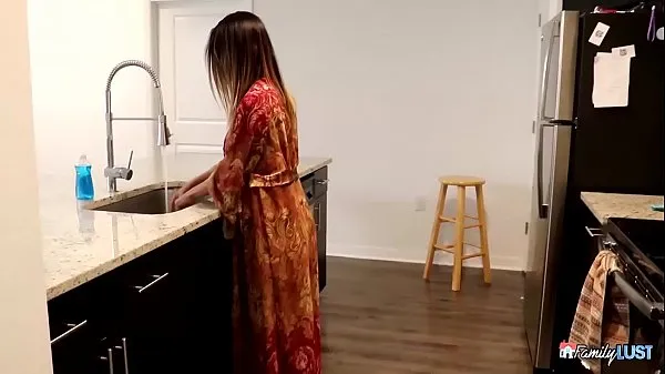 Nuevo Dava Foxx es follada en la cocina por una gran pollatubo de energía