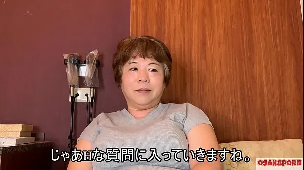 Novo A mamãe gorda japonesa de 57 anos de idade, com grandes mamas, fala em entrevista sobre sua experiência de foda. Velha senhora asiática mostra seu velho corpo sexy. coco1 Osakaporn tubo de energia