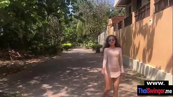 Tabung energi Cute asian girlfriend gives a POV style blowjob and handjob baru