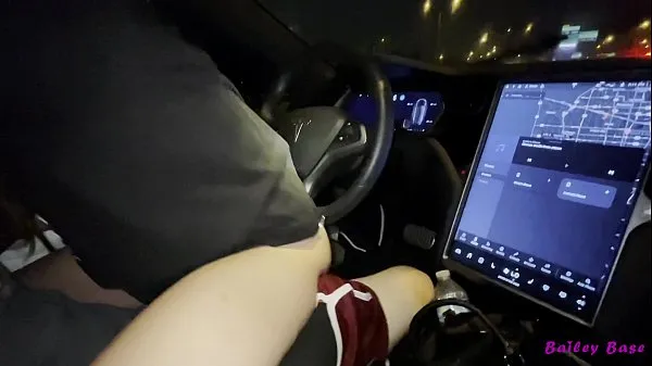 Neue Sexy Cute Petite Teen Bailey Base fickt Zunder Date in seinem Tesla während der Fahrt - 4kEnergieröhre