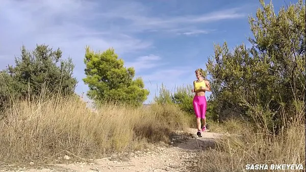 Novo Masturbação e esguicho ao ar livre arriscado. Bunda perfeita em leggings de spandex rosa. Garota esportiva Sasha Bikeyeva tubo de energia