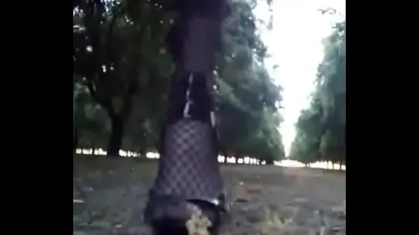 Nuevo Crossdresser Caminando por el huerto de almendrostubo de energía