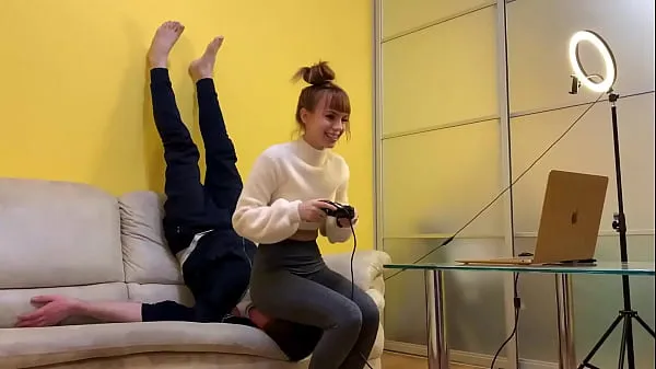 نئی Gamer Girl Kira in Grey Leggings Uses Her Chair Slave While Playing During Fullweight Facesitting (Preview انرجی ٹیوب