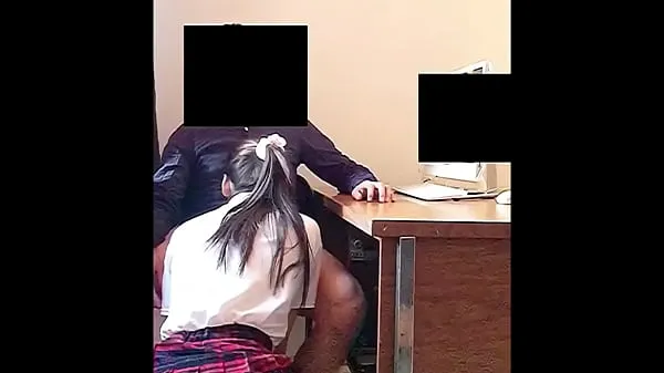 Nyt Teen SUCKS his Teacher’s Dick in the Office for a Better Grades! Real Amateur Sex energirør