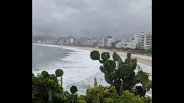 Nuevo DOTADO PISSING EN LA PLAYA DE IPANEMAtubo de energía