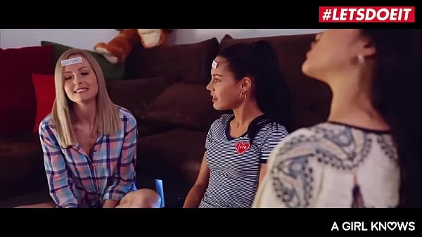 Novo UMA MENINA SABE - Marie Silvia, Apolonia Lapiedra & Katana - AS MENINAS DA FACULDADE SE JUNTAM À LÉSBICA DE TRÊS CAMINHOS EM SUA SALA tubo de energia