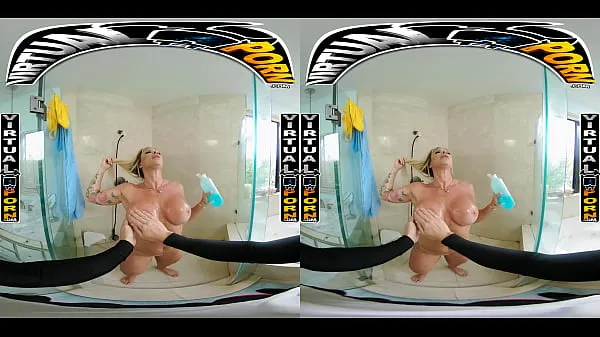 Busty Blonde MILF Robbin Banx Seduces Step Son In Shower أنبوب طاقة جديد