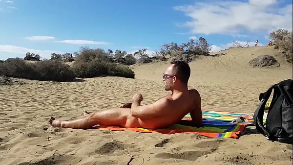 Νέος σωλήνας ενέργειας Public handjob in the dunes of Gran Canaria