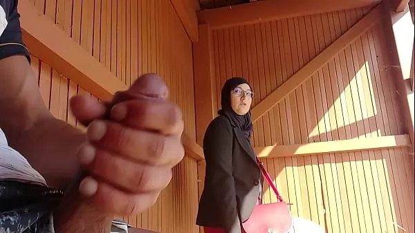 نئی young boy shocks this muslim girl who was waiting for her bus with his big cock, OMG !!! someone surprised them; he might have problems and run away انرجی ٹیوب
