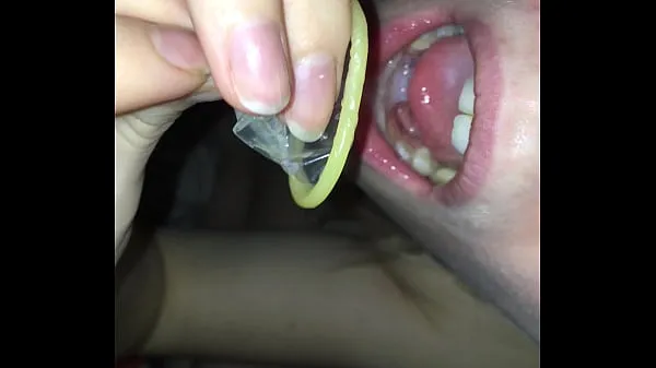 Νέος σωλήνας ενέργειας swallowing cum from a condom