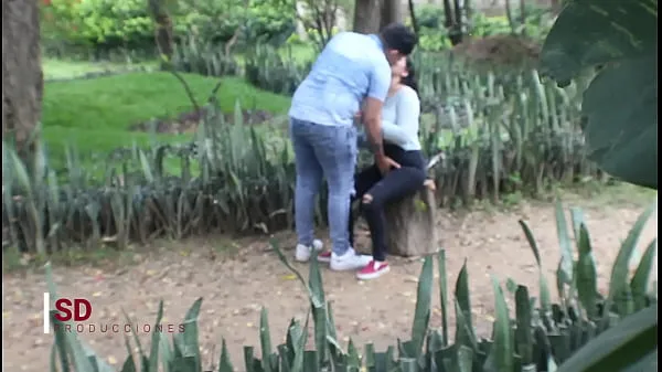 SPYING ON A COUPLE IN THE PUBLIC PARK أنبوب طاقة جديد