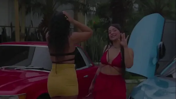 Nuevo Lesbians sit on top of luxury cars GGMansiontubo de energía