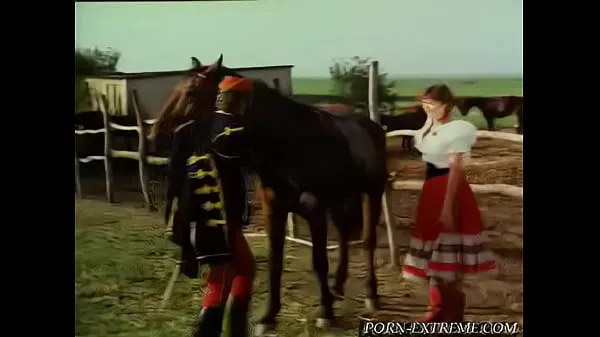 Nuevo Soldado da a caballo a una joven del pueblotubo de energía