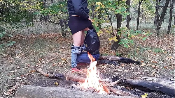 Nuevo Hermoso sexo en público en el bosque junto al fuego - Lesbian Illusion Girlstubo de energía