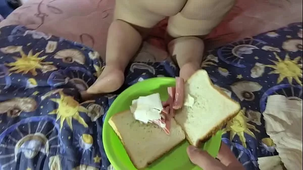Nová My anal slave eats a delicious sandwich prepared in her ass hole energetická trubice