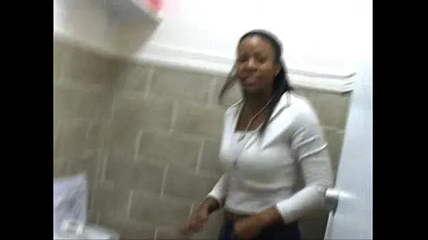 Nouveau Quelques filles noires de ghetto pissant sur la toilette tube d'énergie