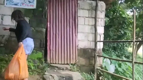 새로운 Filipina Fucks in Public Toilet by the River 에너지 튜브