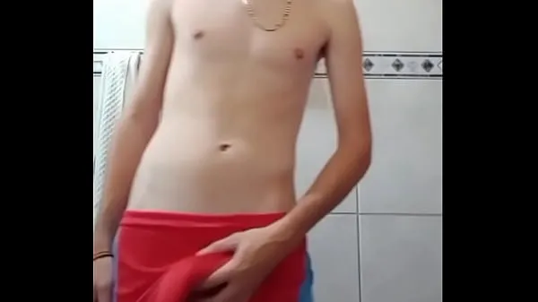 Nuevo Muchacho de 18 años muy travieso golpeando con la polla anotando en los pantalones cortostubo de energía