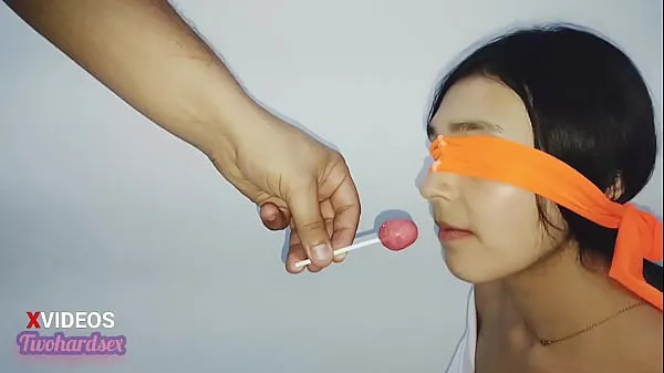 Nouveau Je trompe ma demi-soeur dans un jeu de saveurs et à la fin elle finit par se prendre une bite dans la bouche et éjaculer sur tout le visage tube d'énergie