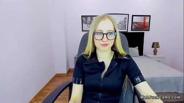 Nuevo La sexy y delgada rubia amateur MilanaFoster se quita la camisa negra con mangas cortas y muestra sus hermosas tetas pequeñas mientras charla en su webcamtubo de energía