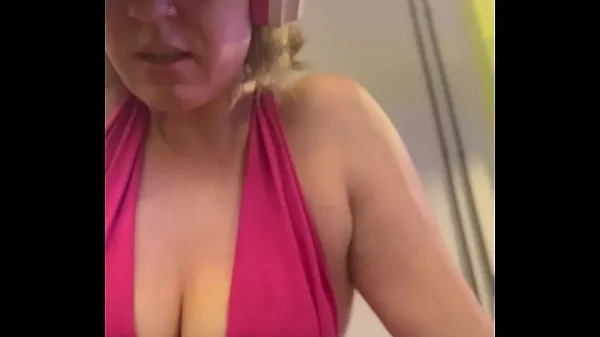 Wow, my training at the gym left me very sweaty and even my pussy leaked, I was embarrassed because I was so horny Tiub tenaga baharu