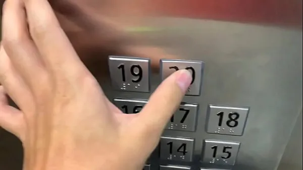 Nouveau Sexe en public, dans l'ascenseur avec un inconnu et ils nous surprennent tube d'énergie
