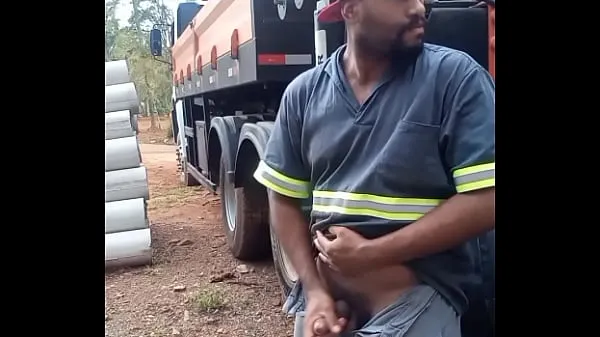 Tabung energi Worker Masturbating on Construction Site Hidden Behind the Company Truck baru