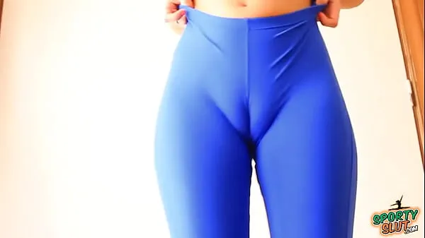 Novo Loira Peituda Malhando Em Spandex Azul Apertado. Quicar tubo de energia